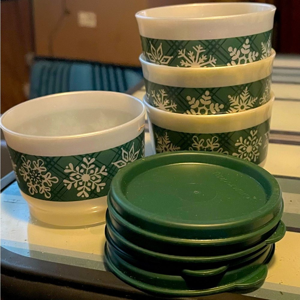 Tupperware seasonal 1/2 c set of 4 bowls